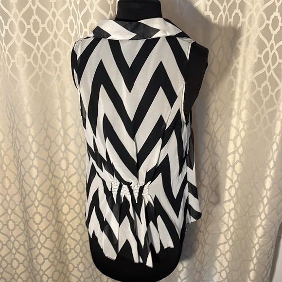 White and black women’s sleeveless top with brown buttons. Size M - Picture 5 of 8